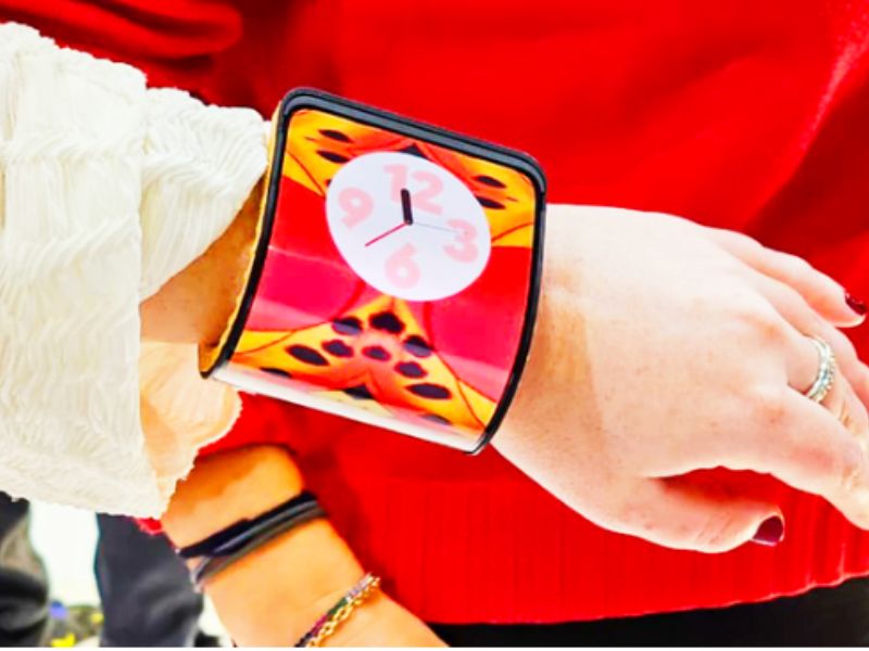 Cutting-edge Wrist-Wrapping Smartphone